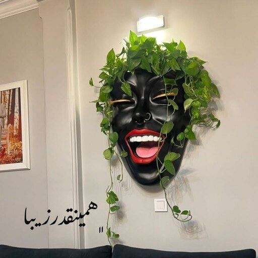 گلدان رخ لبخند دیواری(چهره) با رژ قرمز و زبون صورتی و پرسینگ دماغ