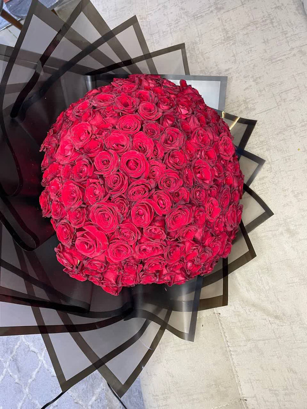دسته گل طبیعی 200 شاخه رز هلندی قرمز