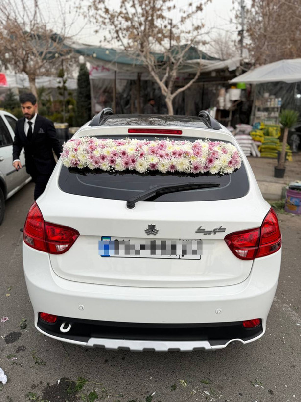 ماشین عروس با گل داوودی جلو و عقب