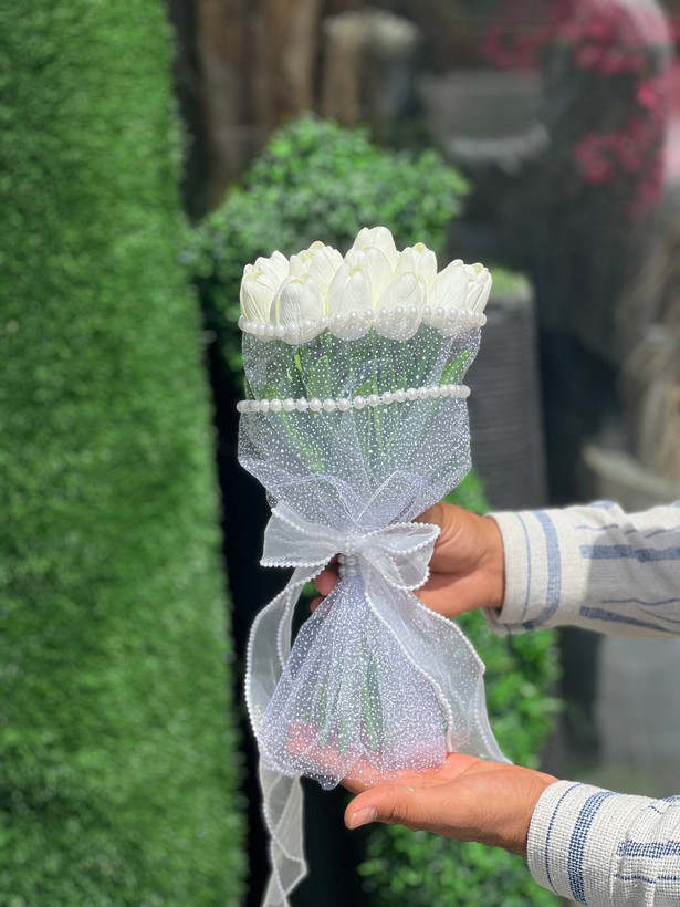 دسته گل عروس لاله (19شاخه لاله لمسی)