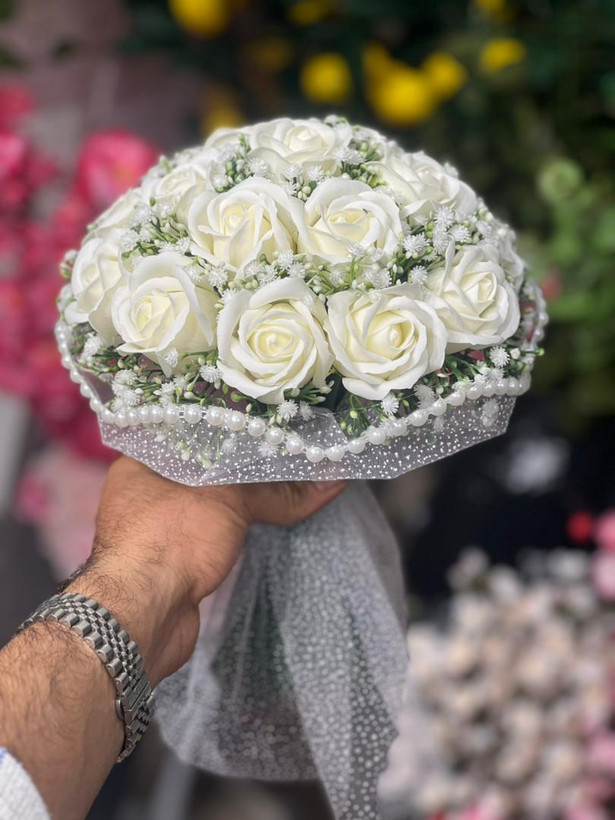 دسته گل عروس رز صابونی18شاخه با تور برفی