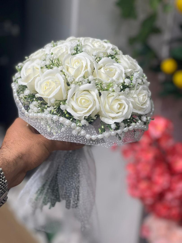 دسته گل عروس رز صابونی18شاخه با تور برفی