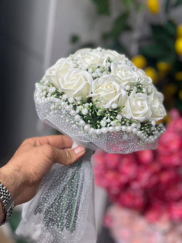 دسته گل عروس رز صابونی18شاخه با تور برفی