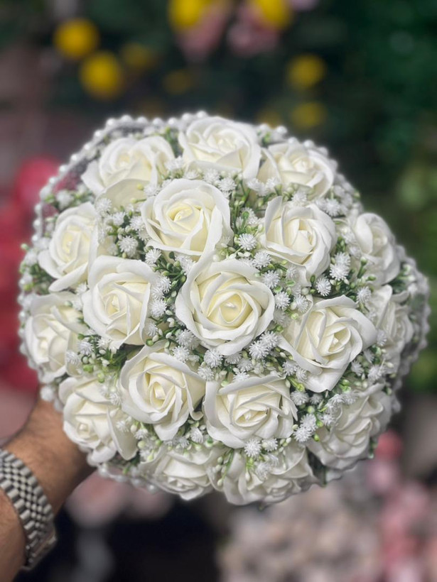 دسته گل عروس رز صابونی18شاخه با تور برفی