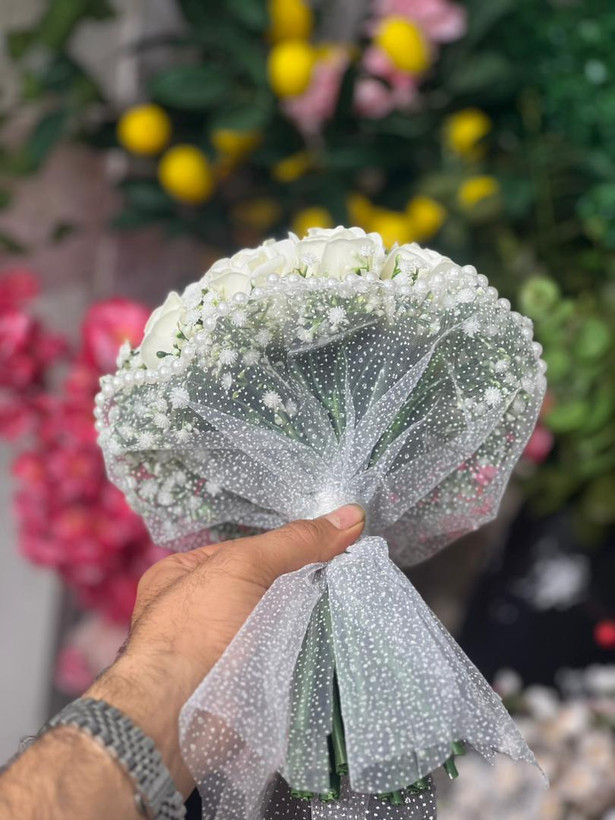 دسته گل عروس رز صابونی18شاخه با تور برفی