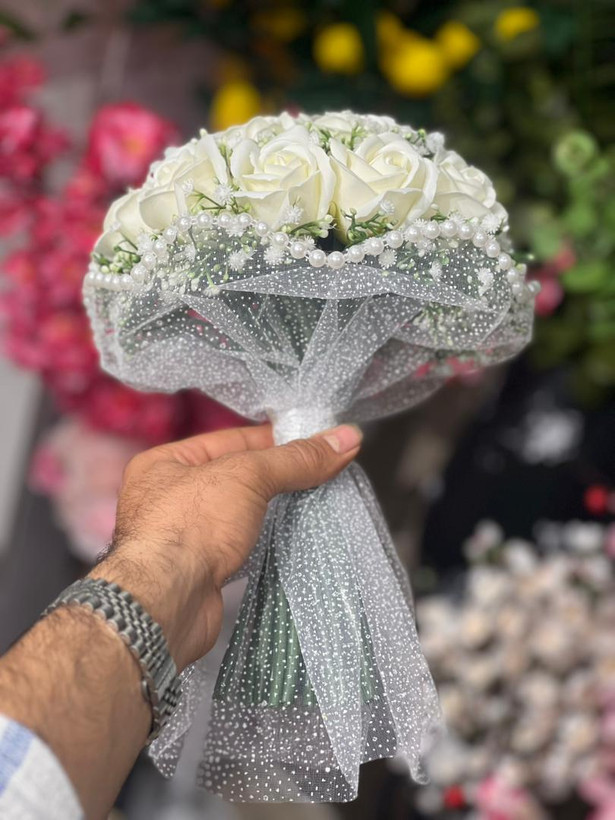دسته گل عروس رز صابونی18شاخه با تور برفی