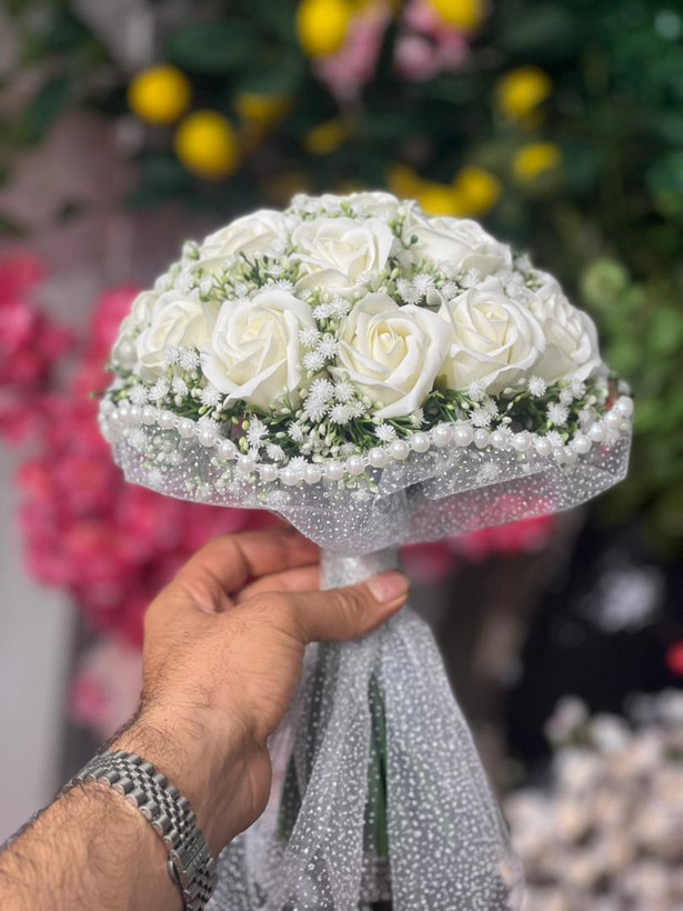 دسته گل عروس رز صابونی18شاخه با تور برفی