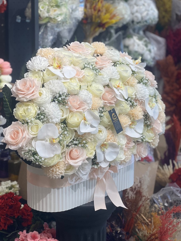 باکس گل مصنوعی باگلهای مصنوعی درجه1 تم رنگی (سفید گلبهی صورتی)