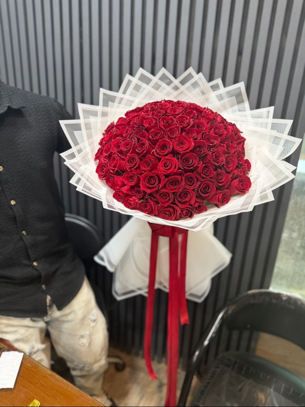 دسته گل طبیعی ۱۰۰ شاخه رز هلندی قرمز با کاغذ سفید