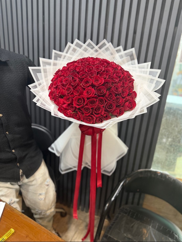 دسته گل طبیعی ۱۰۰ شاخه رز هلندی قرمز با کاغذ سفید