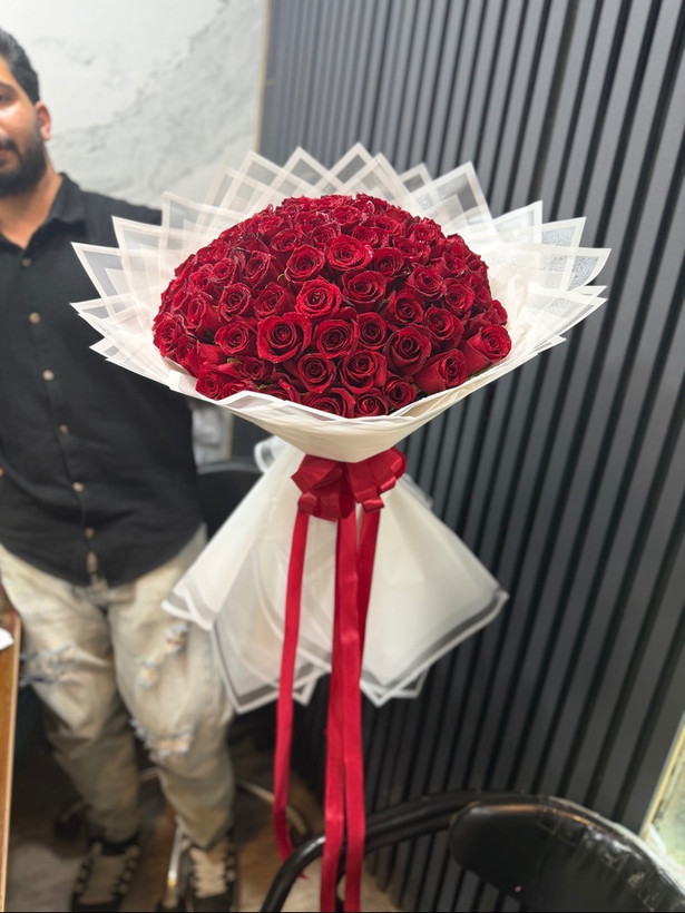 دسته گل طبیعی ۱۰۰ شاخه رز هلندی قرمز با کاغذ سفید