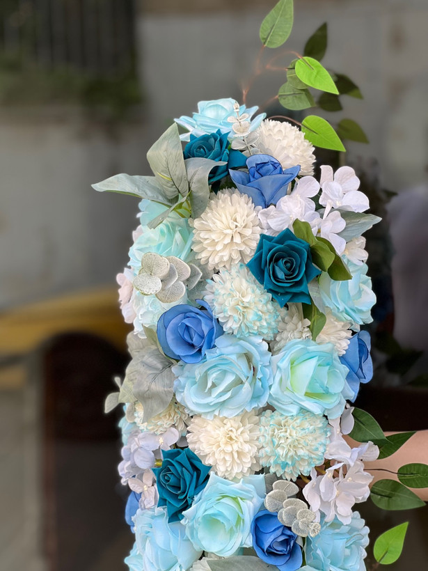 اجاره ریسه گل مصنوعی تم آبی با گلهای وارداتی درجه۱ روزانه دو عددی