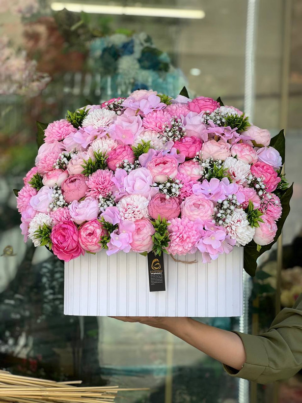 باکس گل مصنوعی با گلهای وارداتی( تم صورتی گلبهی)