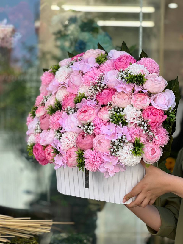 باکس گل مصنوعی با گلهای وارداتی( تم صورتی گلبهی)