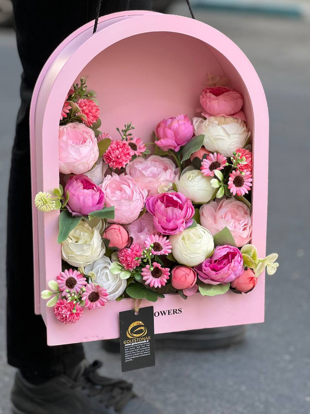 باکس گل مصنوعی ژورنالی مدل کیفی تم صورتی با گلهای پیونی وارداتی