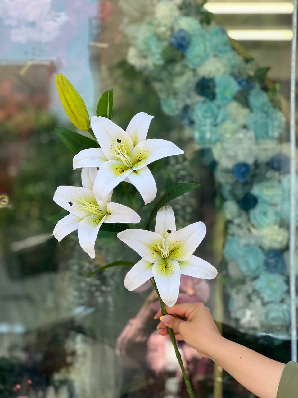 لیلیوم مصنوعی لمسی وارداتی سه گل رنگ سفید داخل سبز